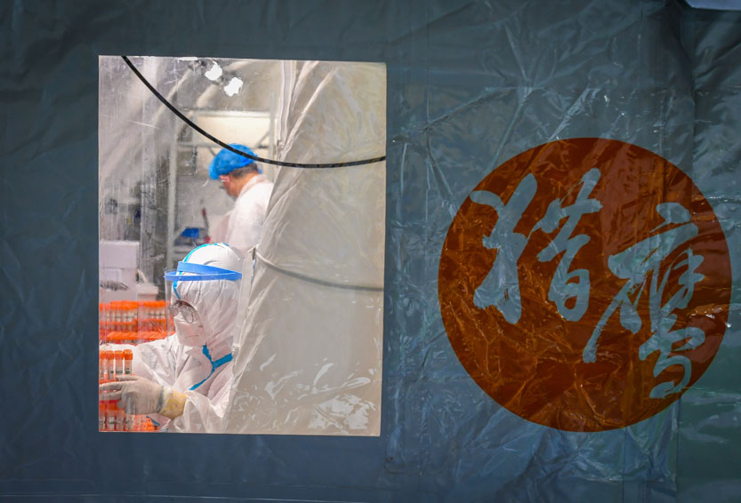 检测人员在气膜方舱实验室内调试核酸样品检测仪器